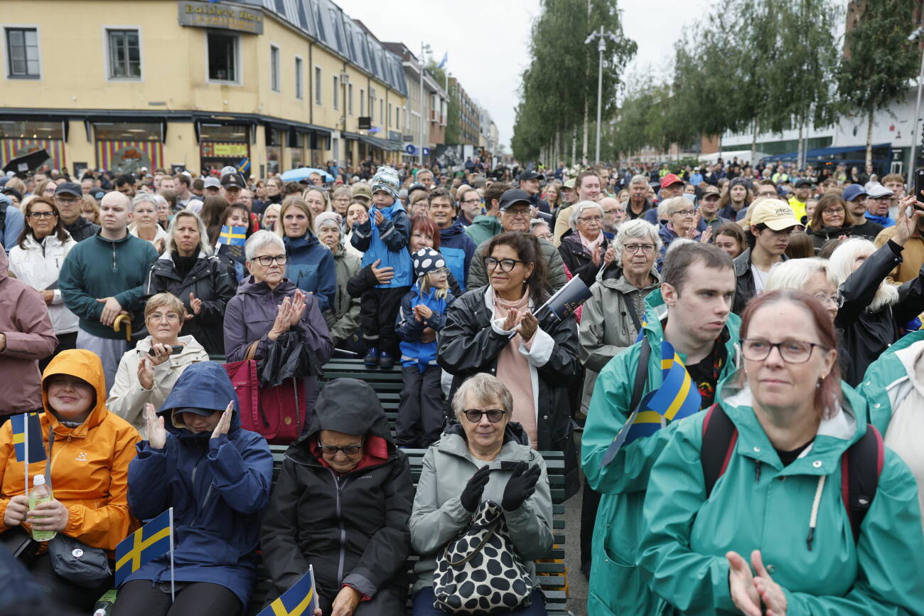 Massor av folk på Rådhustorget i Umeå under kungaparets jubileumsbesök