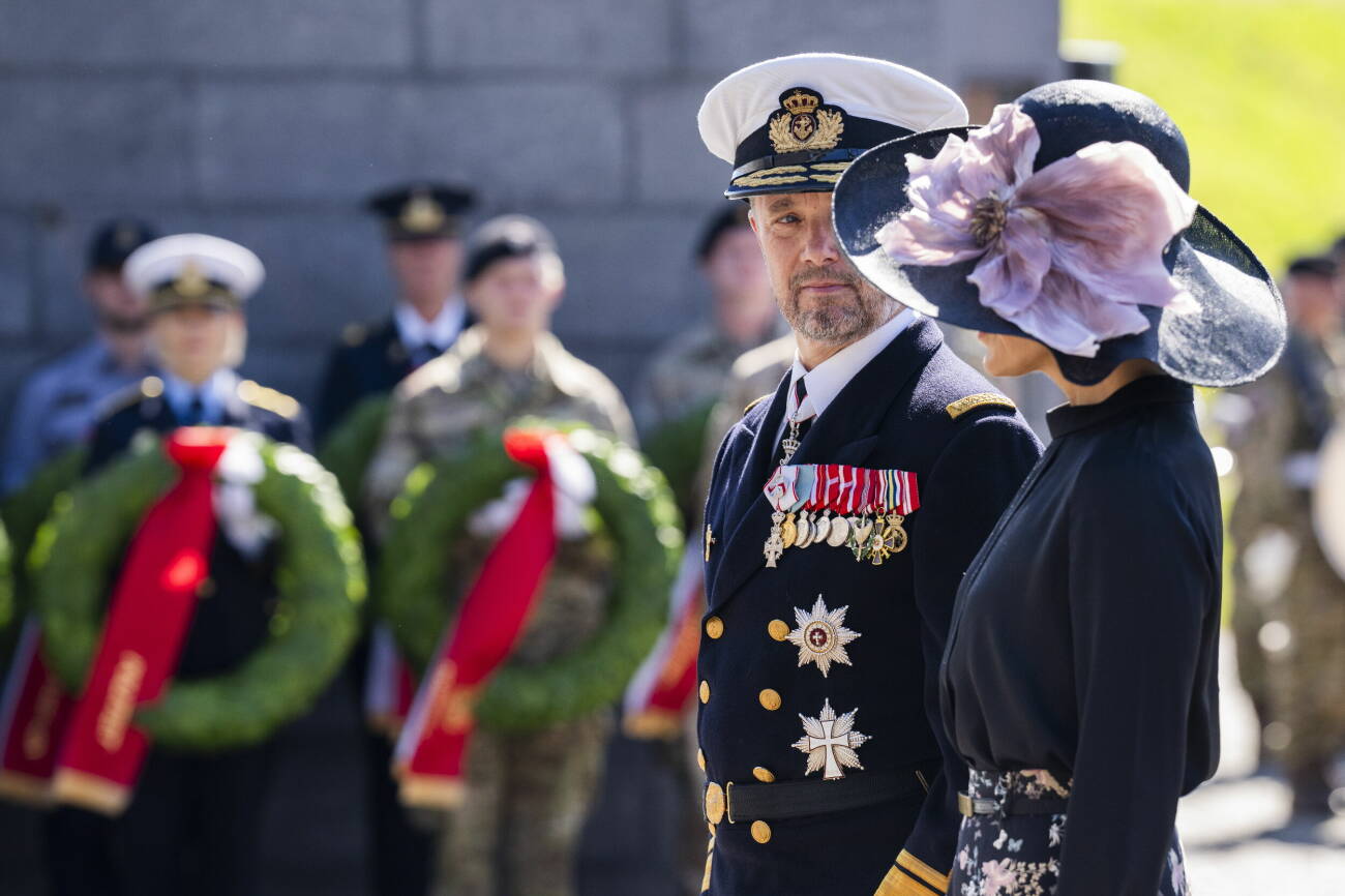 Kronprinsessan Mary och kronprins Frederik under ceremonin vid Flagdag for Danmarks udsendte 2023