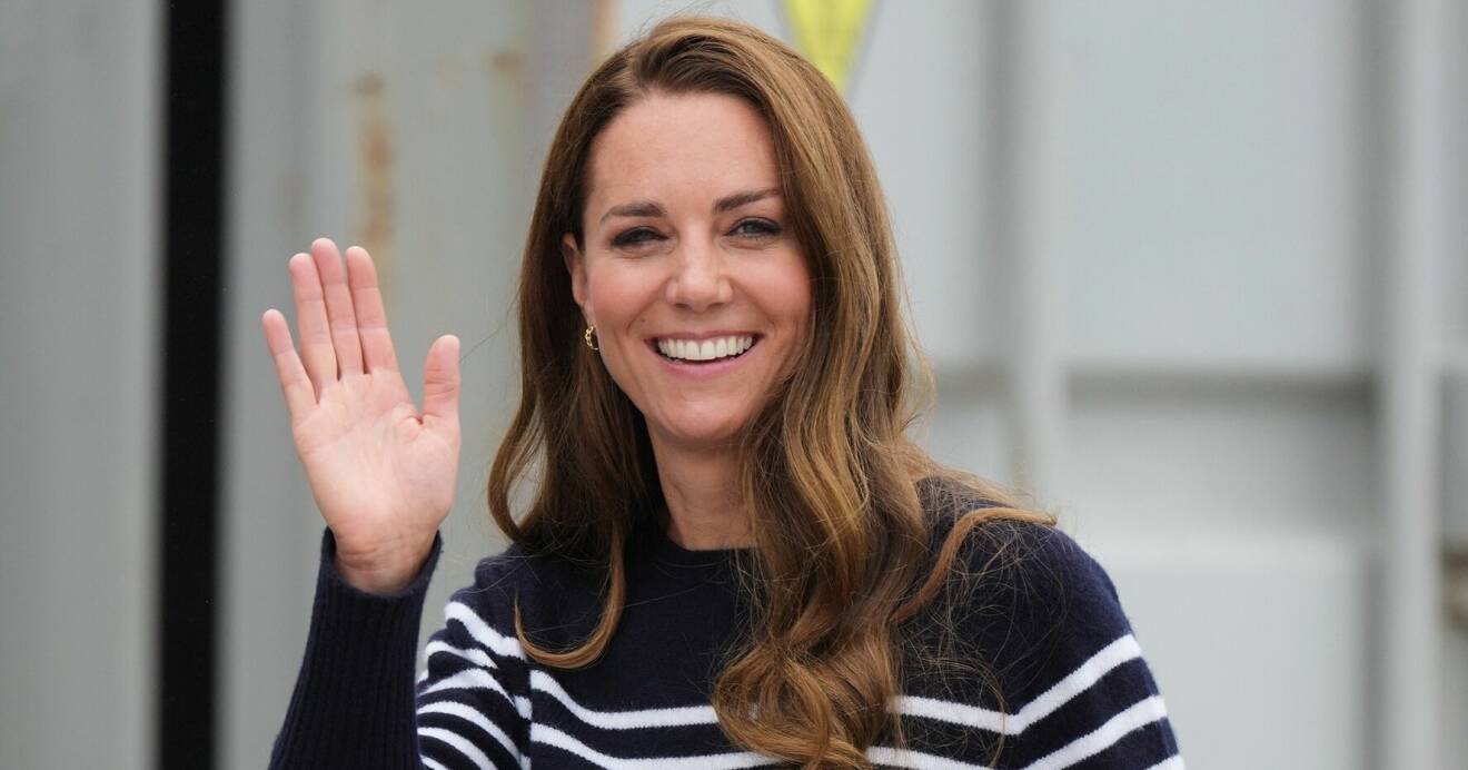 Kate Middleton ler och vinkar mot kameran