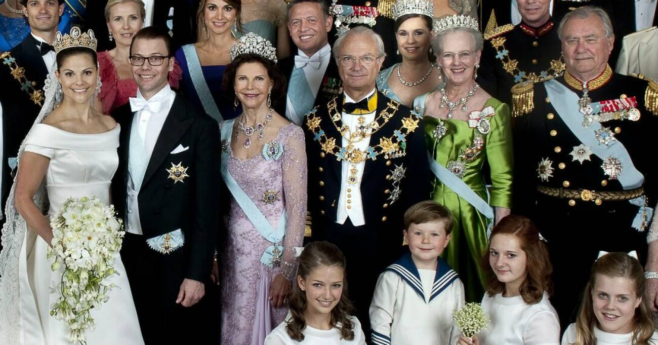 Kronprinsessan Victoria, prins Daniel, drottning Silvia, kung Carl Gustaf, drottning Margrethe och prins Henrik poserar i samband med kronprinsessparets bröllop 2010