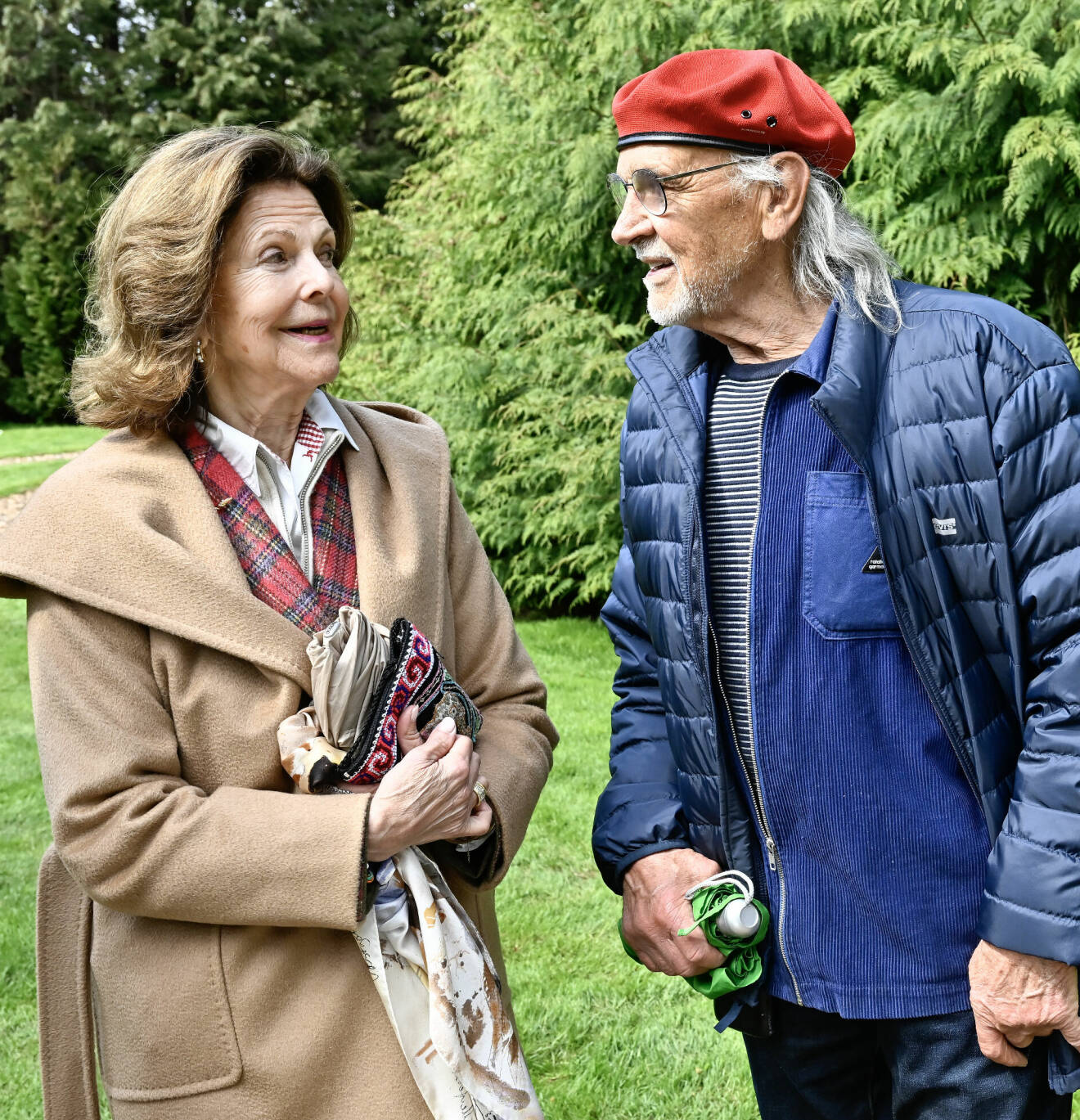 Drottning Silvia med Bertil Vallien vid invigningen av glasutställningen på Sollidens slott 2023