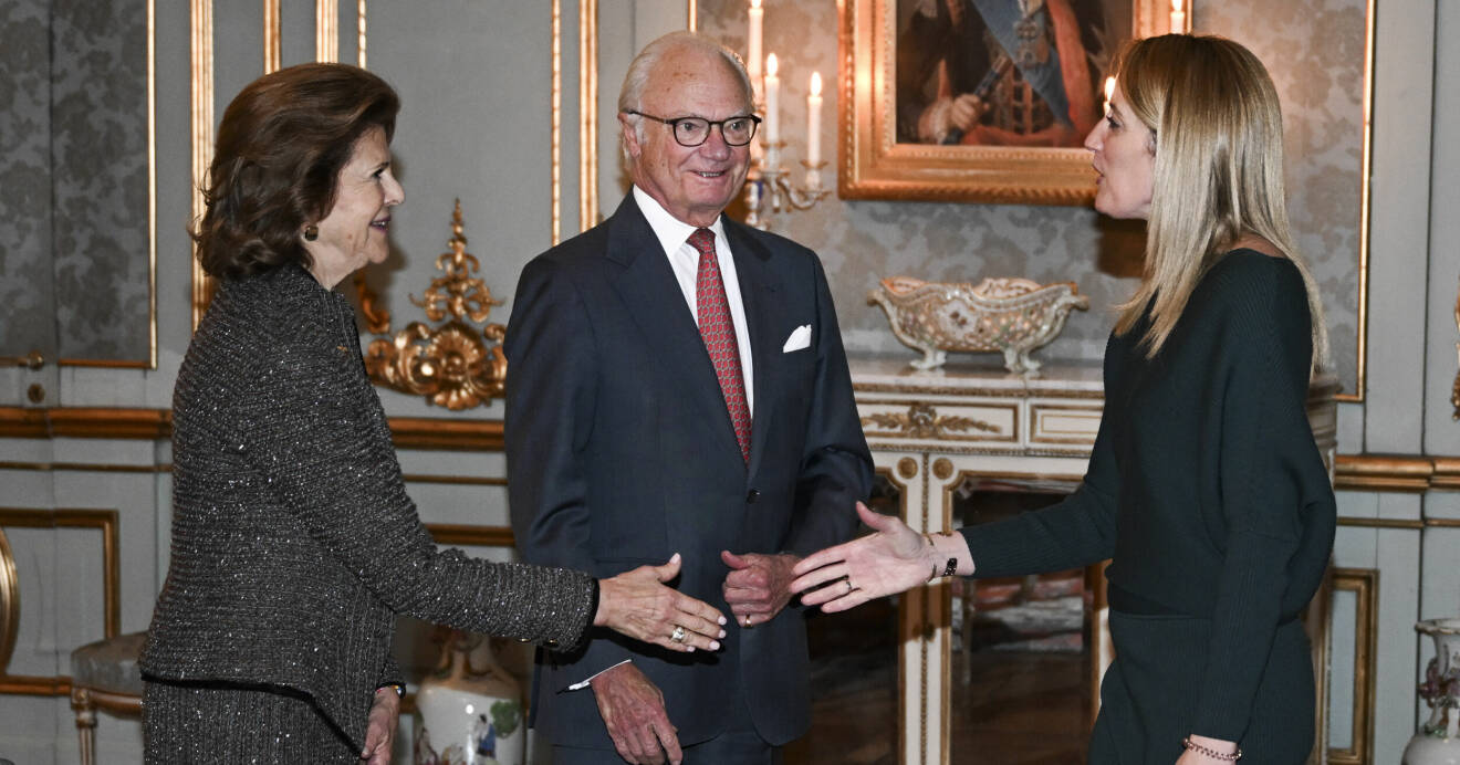 Kung Carl Gustaf och drottning Silvia tar emot Europaparlamentets talman, Roberta Metsola. Företräde för deltagare vid Talmanskonferensen på Stockholms slott.