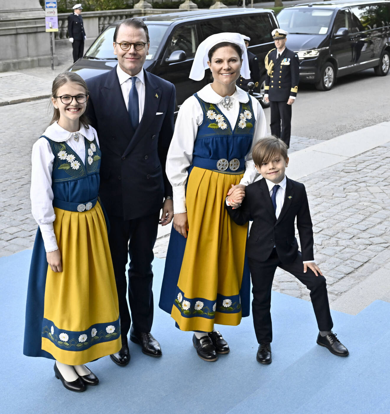 Kronprinsessan Victoria och prins Daniel med prinsessan Estelle och prins Oscar anländer till Nationaldagsmottagningen på Nordiska muséet.
