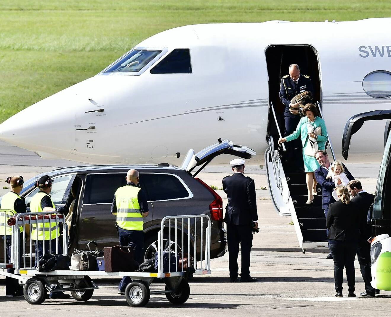 Kungafamiljen kliver av statsplanet på flygplatsen i Kalmar