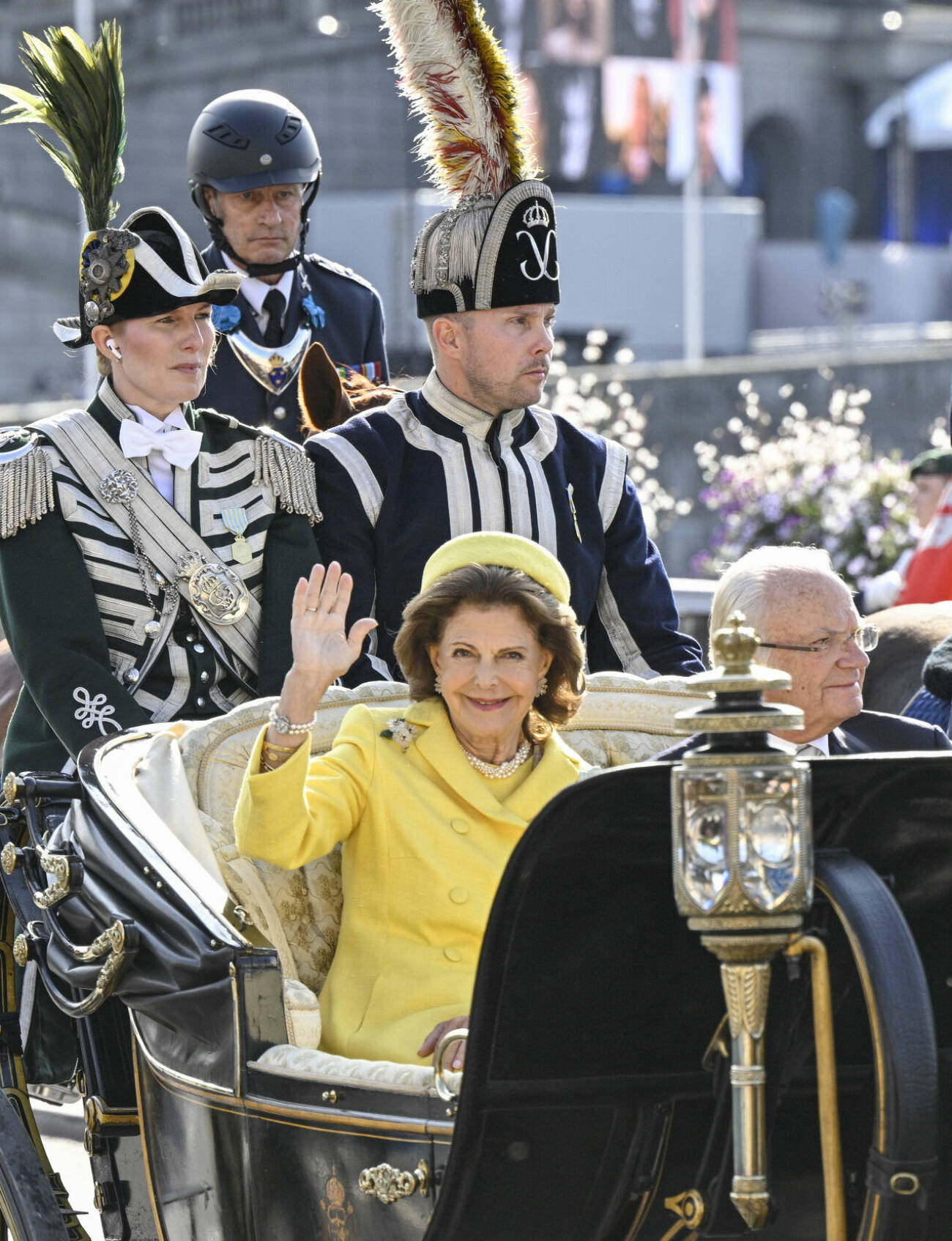 Kungaparet åker kortege i Stockholm under finalen av kungens j50 år på tronen