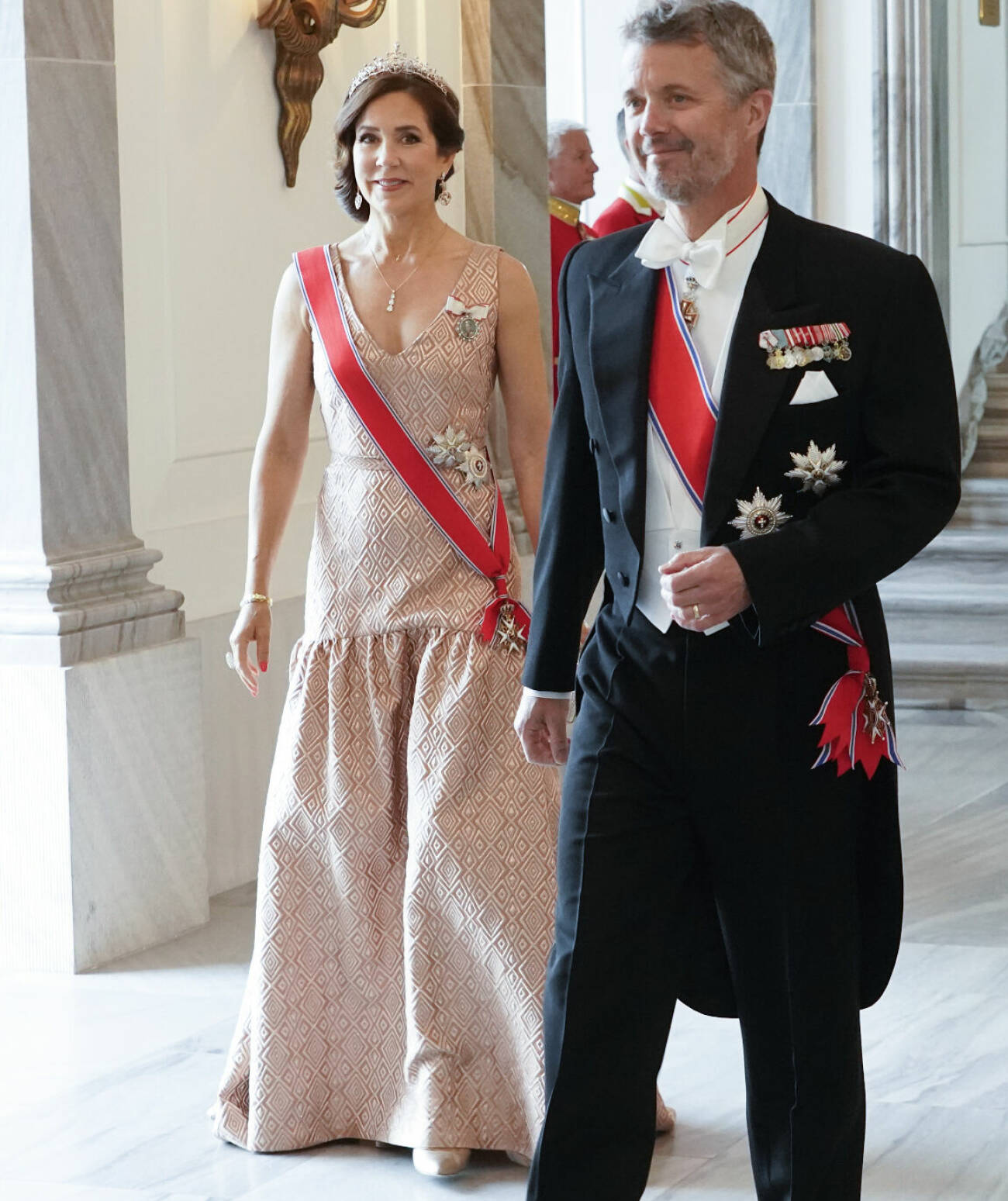 Kronprinsessan Mary och kronprins Frederik anländer till drottning Margrethes middag för kung Harald och drottning Sonja 2023 i Köpenhamn