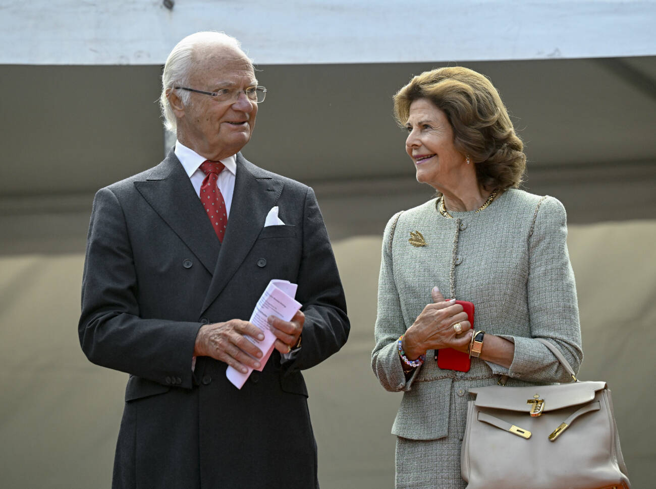 Kung Carl Gustaf och drottning Silvia vid byggarbetsplatsen för kulturhuset Agnes under kungaparets besök med anledning av kungens 50-årsjubileum på tronen. I dag besöks Gävle i Gävleborg. I bakgrunden syns kungavagnen.
