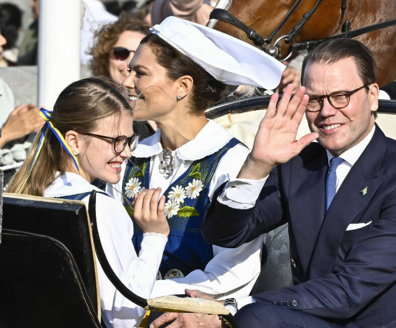 Kronprinsessan Victoria, prins Daniel och prinsessan Estelle åker kortege vid nationaldagsfirandet på Skansen 2023