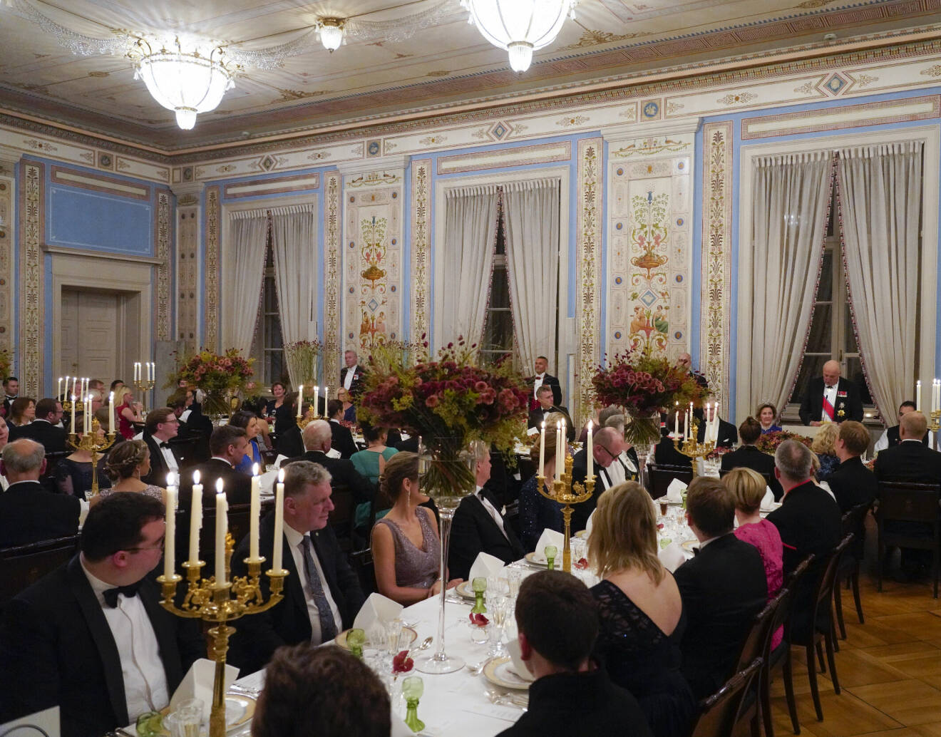 Gästerna till bords i matsalen på Det Kongelige Slott i Oslo under Stortingsmiddagen 2022