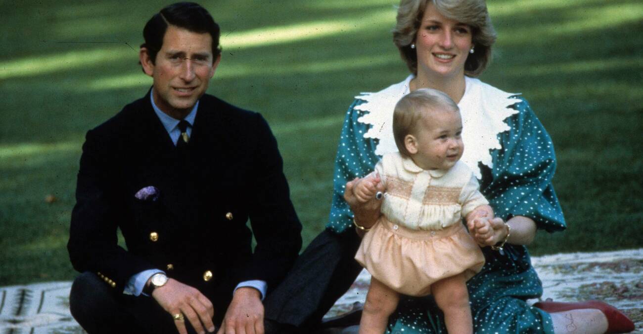 Prinsessan Diana, prins Charles och spädbarnet prins William leker tillsammans på gräsmattorna