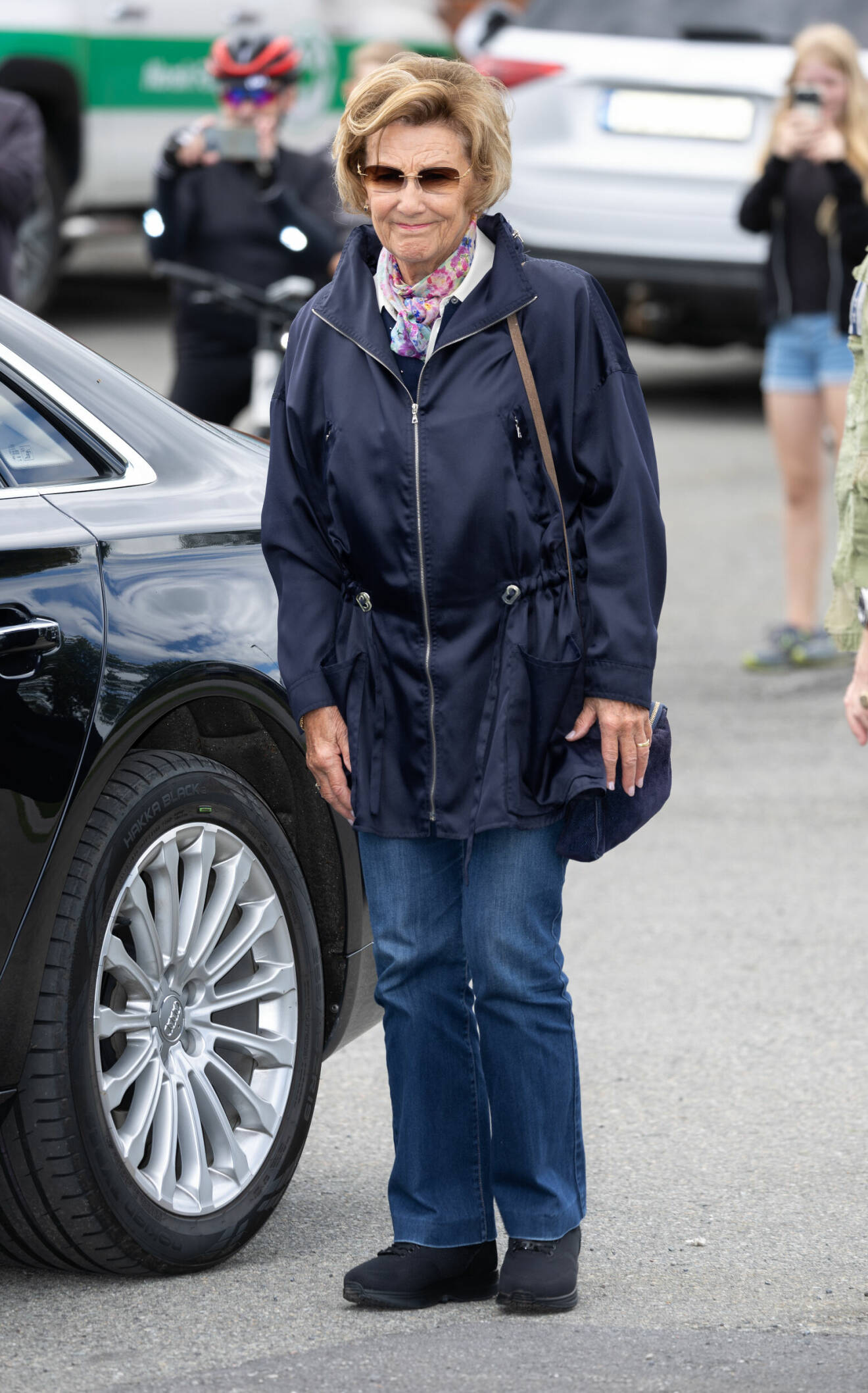 Drottning Sonja i jeans, besökte översvämningsdrabbade Mjøndalen