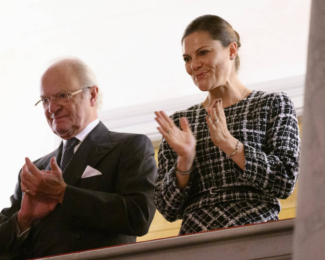 Kronprinsessan Victoria och kungen på drottning Silvias födelsedagskonsert i slottskyrkan på Drottningholm