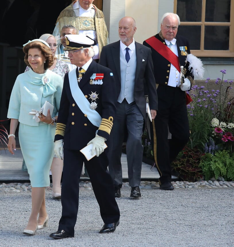 Längst till höger ser du överceremonimästare Johan Molander i aktion. Överceremonimästare Johan Molander mred kungen och drottningen vid prins Julians dop