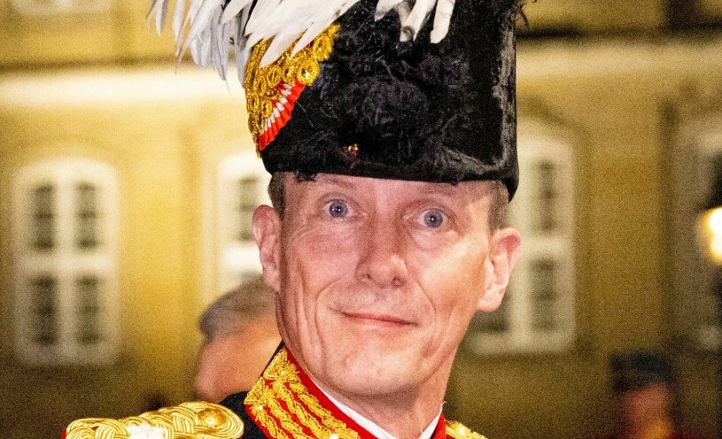 Prins Joachim såg ut att vara vid gott mod när han anlände till nyårsfesten. prins Joachim