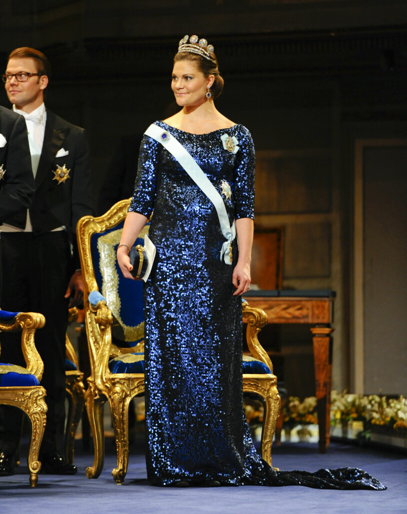 Kronprinsessan Victoria glittrande blå på Nobel 2011. Kronprinsessan Victorias Nobelklänning 2011