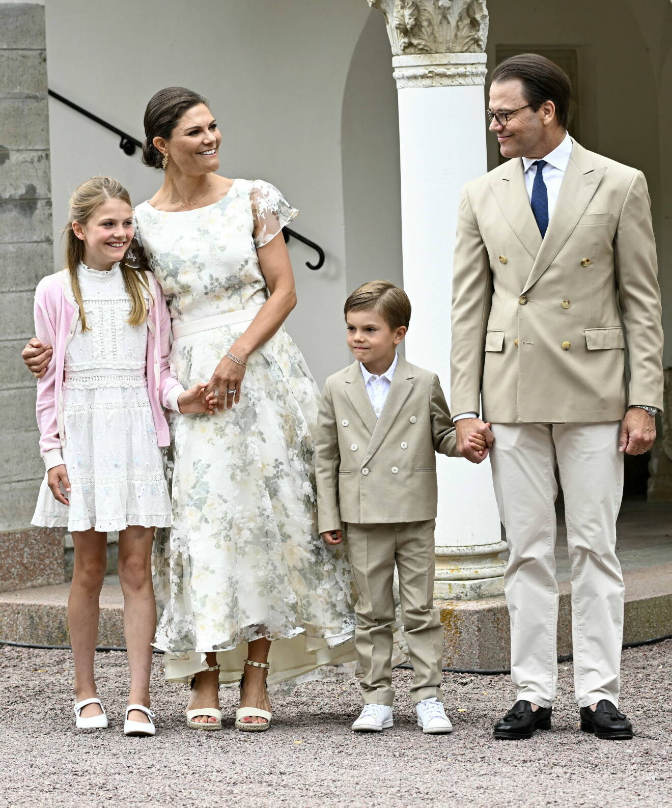 Kronprinsessan Victoria och prins Daniel med barnen prinsessan Estelle och prins Oscar vid firandet av kronprinsessan Victorias födelsedag på Solliden, Öland 2022