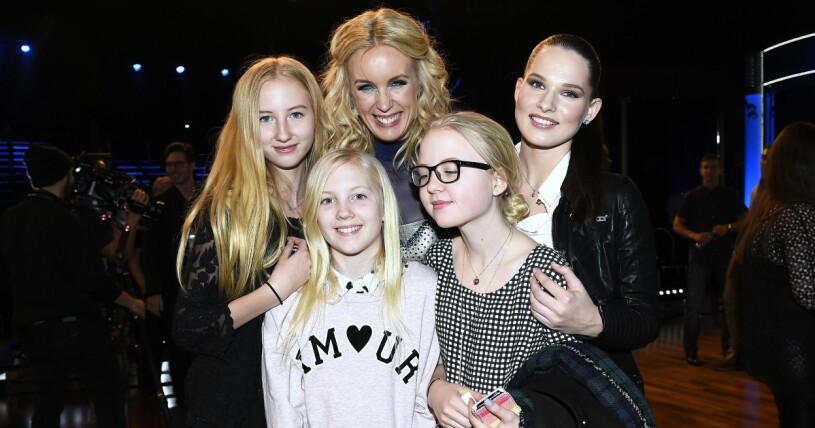 Jenny Strömstedt med Vanna, Kitty, Mika och bonusdottern Maja, 2015. Jenny Strömstedt med Vanna, Kitty, Mika och bonusdottern Maja, 2015.