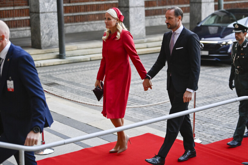 Mette-Marit och Haakon höll varandra i hand. Kronprinsessan Mette-Marit och kronprins Haakon anländer till Nobels fredsutdelning 2022