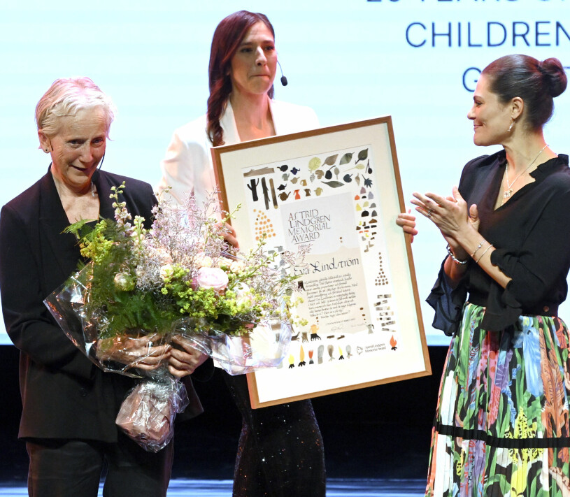 Jubel för pristagaren! Kronprinsessan Victoria delar ut Alma-priset 2022 till bilderbokskonstnären Eva Lindström