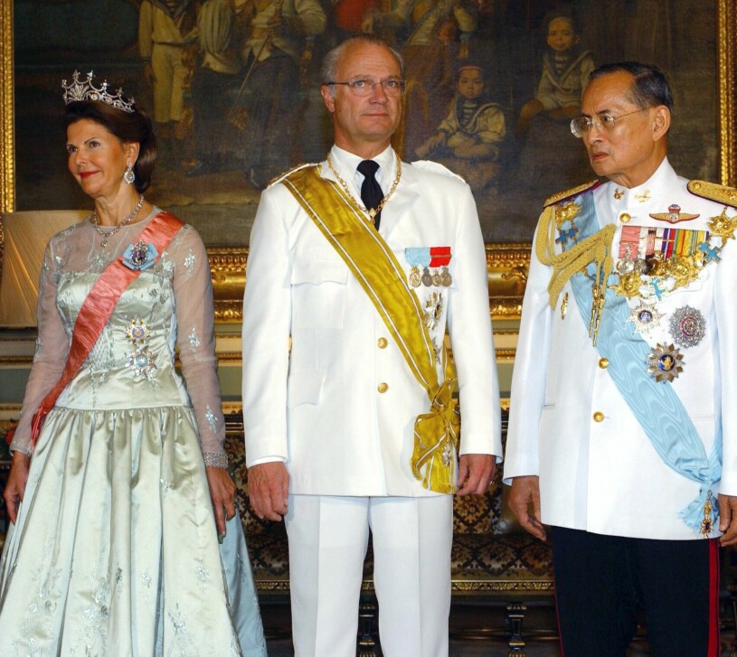 Drottning Silvia och kungen på statsbesök i Thailand 2003, här med kung Bhumibol