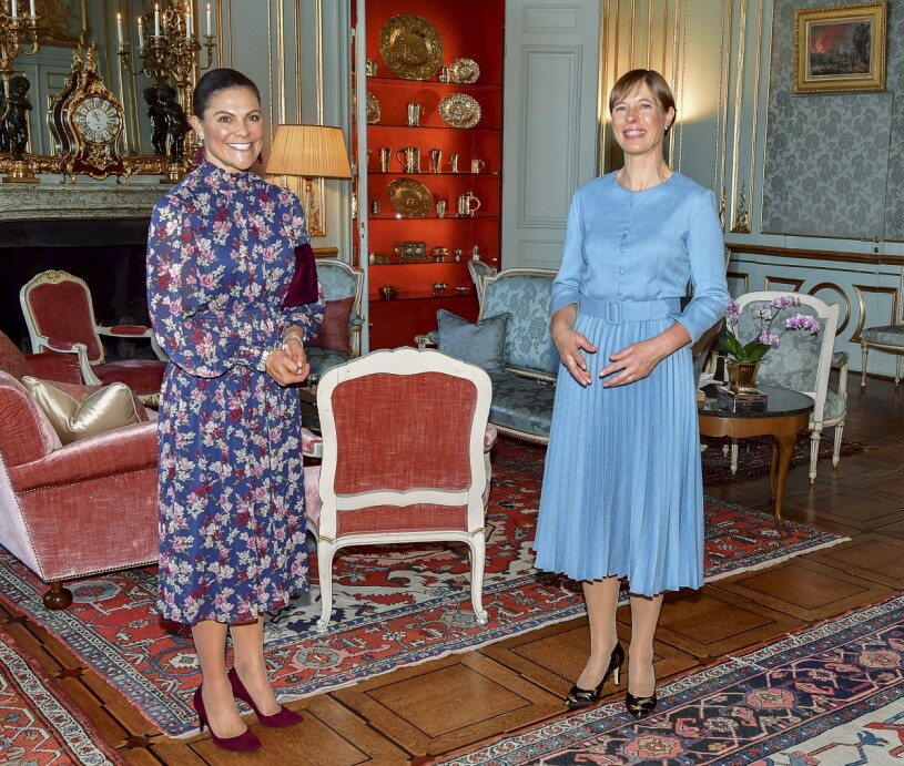 Victoria tog emot Estlands president Kersti Kaljulaid, landets första kvinnliga. Kronprinsessan Victoria Estlands president Kersti Kaljulaid