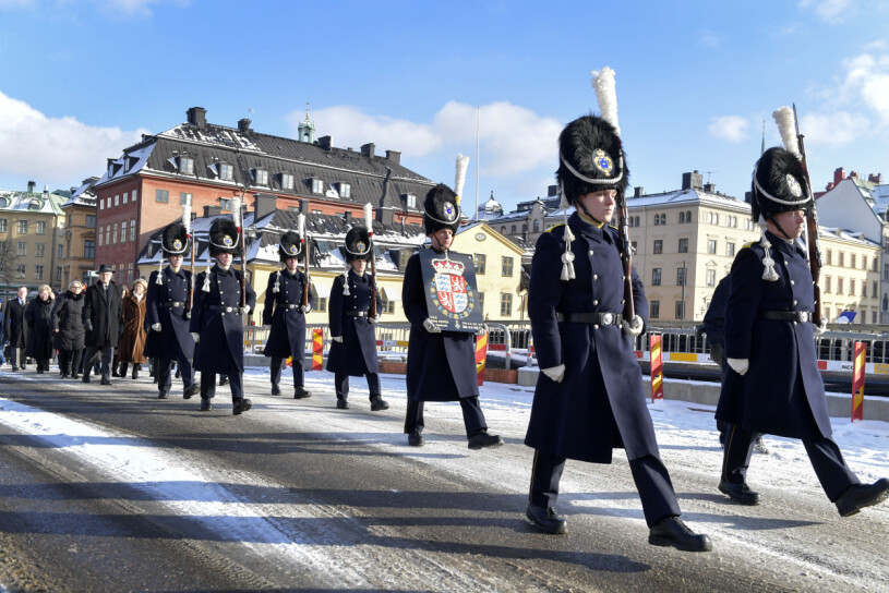 Så här såg det ut när danske prins Henriks serafimersköld flyttades med sedvanlig militär eskort. Samma procedur kan vi alltså vänta oss på lördag, när kungen hedrar prins Philip.