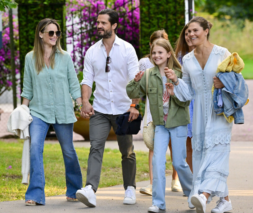 Estelle är en jeanstjej – precis som Sofia. Prinsessan Sofia och prins Carl Philip med prinsessan Estelle och kronprinsessan Victoria på Jill Johnson på Solliden 2022