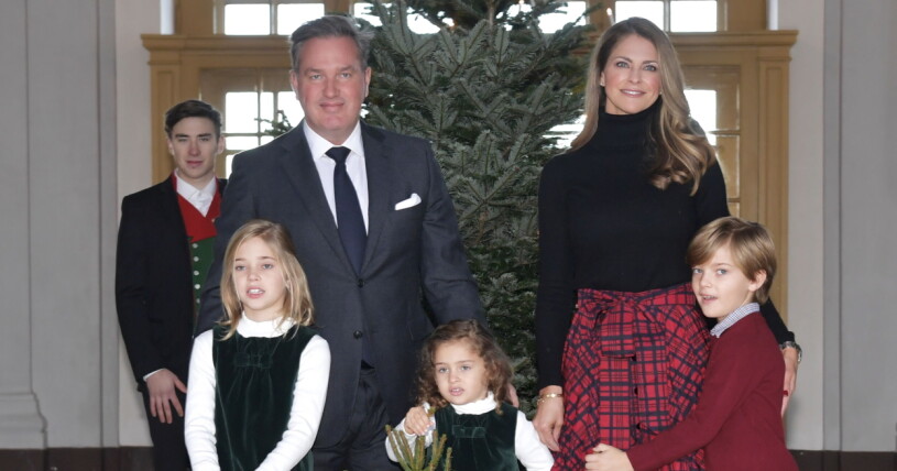 Prinsessan Madeleine, Chris O`Neill och barnen Leonore, Nicolas och Adrienne tar emot granar inför julfirandet från Skogshögskolans studentkår på Stockholms slott 2021. Prinsessan Madeleine, Chris O'Neill, prins Nicolas, prinsessan Adrienne och prinsessan Leonore