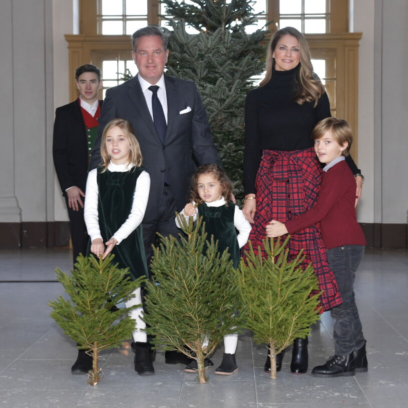 Prinsessfamiljen rivstartade sin Sverigevistele med att ta emot granar på slottet. Chris O'Neill, prinsessan Madeleine, prinsessan Leonore, prinsessan Adrienne, prins Nicolas