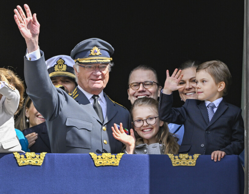 Kungen uppvaktades av hela svenska folket på sin födelsedag! Prinsessan Sofia med prins Gabriel, prins Daniel, prinsessan Estelle, drottning Silvia, prins Oscar och kronprinsessan Victoria vid firandet av kungens födelsedag på Stockholms slott på lördagen.