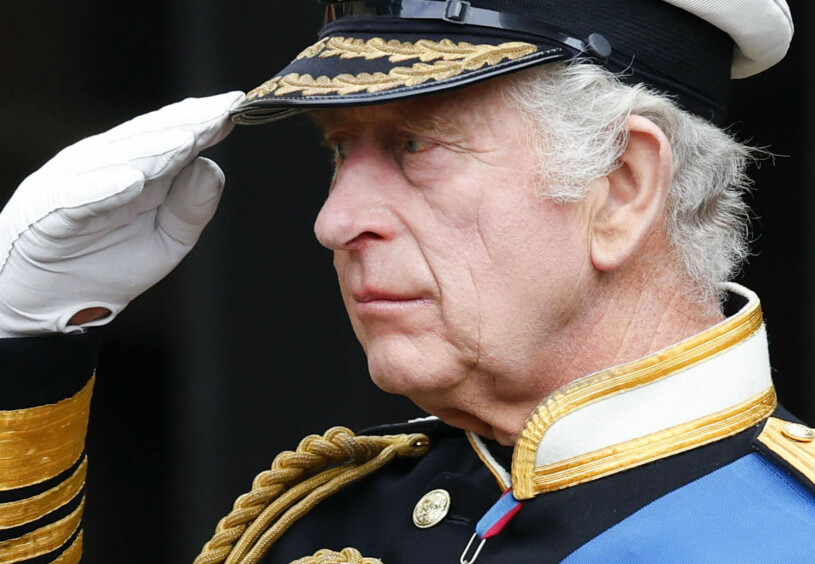 Kung Charles sörjer den spjuveraktiga Micky, som han känt i hela sitt 74-åriga liv. Kung Charles