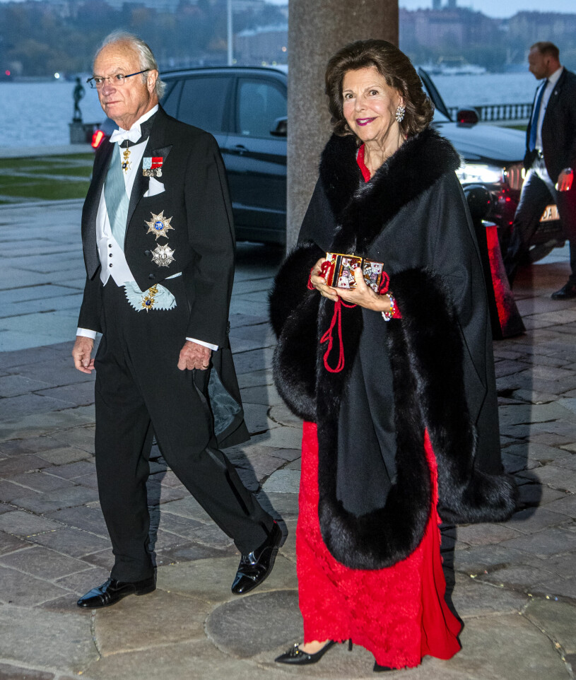 Kvällens kungliga entré. Kungen Drottning Silvia IVA:s högtidssammankomst 2021