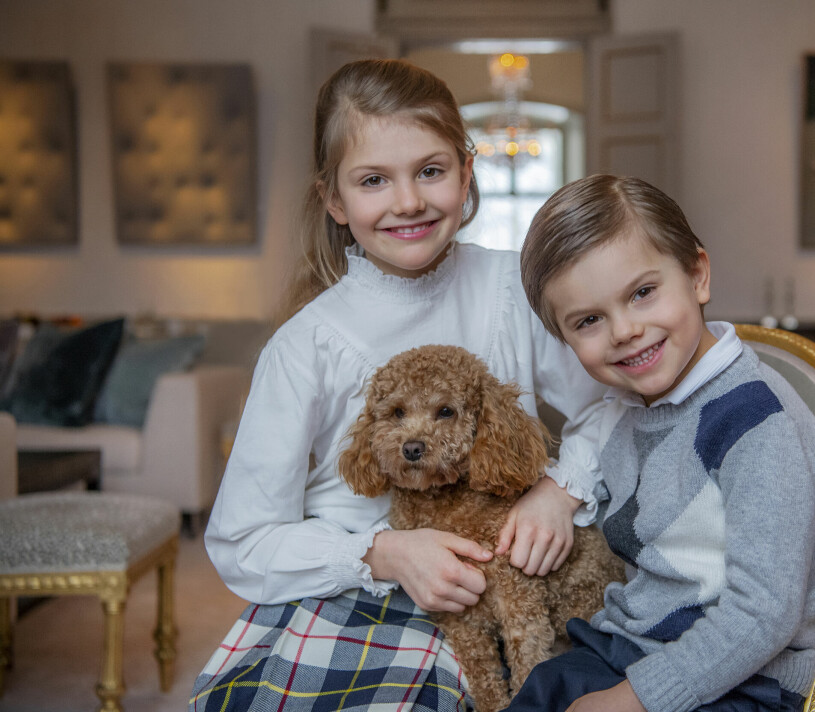 ...och en bild till från samma rum. Prinsessan Estelle och prins Oscar på Haga med hunden Rio