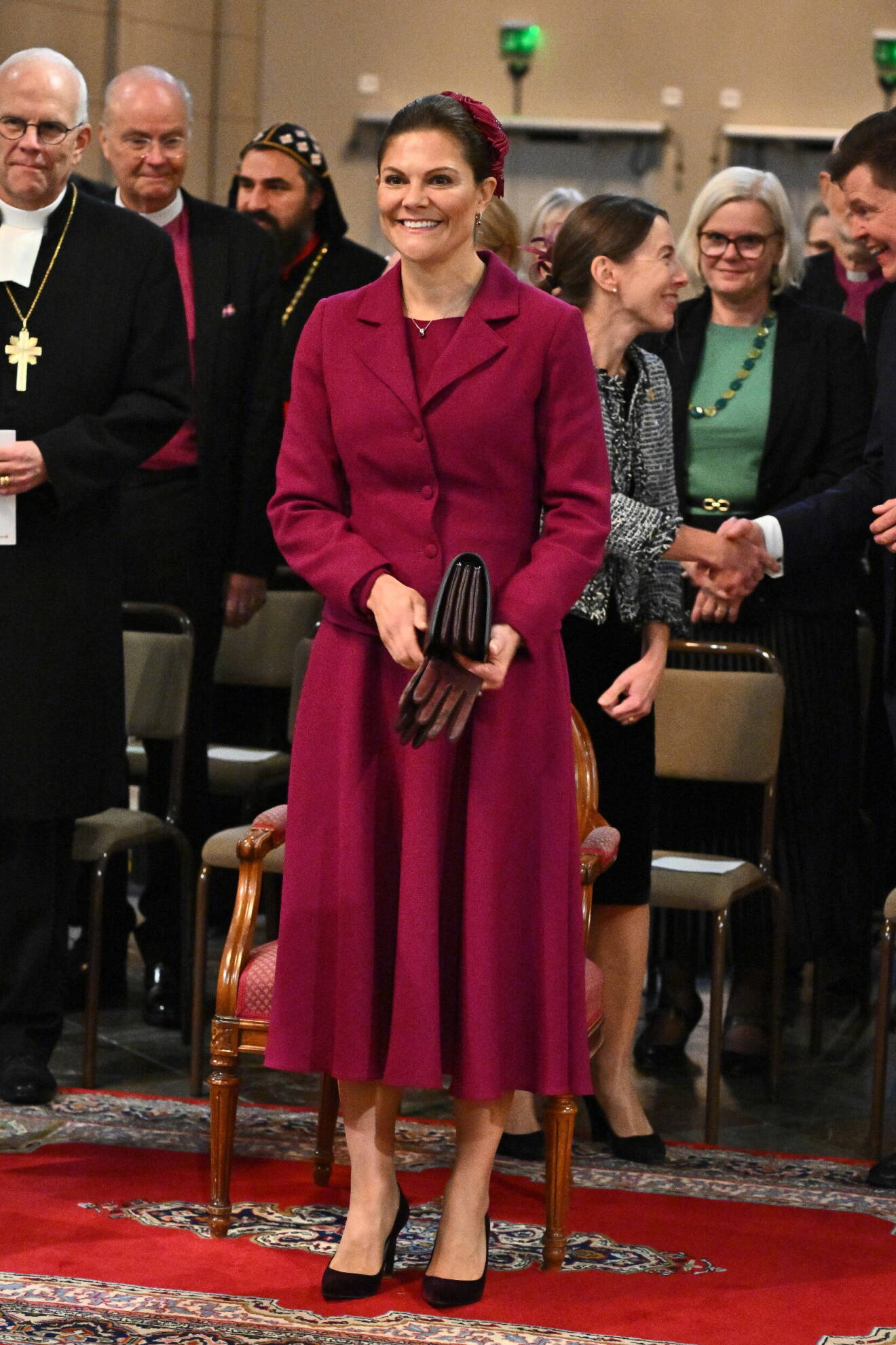Kronprinsessan Victoria i lila eller vinröd klänning med matchande jacka från Camilla Thulin under Kyrkomötet 2023