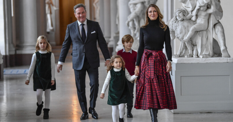Att vara en familj på fem kommer med sina utmaningar, det vet Madeleine och Chris. Prinsessan Leonore, Chris O'Neill, prins Nicolas, prinsessan Adrienne och prinsessan Madeleine tar emot granar inför julfirandet från Skogshögskolans studentkår på Stockholms slott