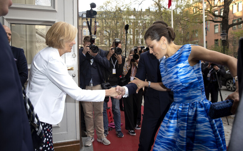 Victoria och Mette-Marit skulle precis hälsa på Norges Sverige-ambassadör Aud Kolberg och hennes man Hakon Haugli när det hände. Kronprinsessan Victoria fastnar med klacken
