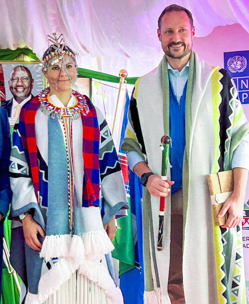 Kronprinsessan Victoria och kronprins Haakon i masaikläder på besök i Kenya