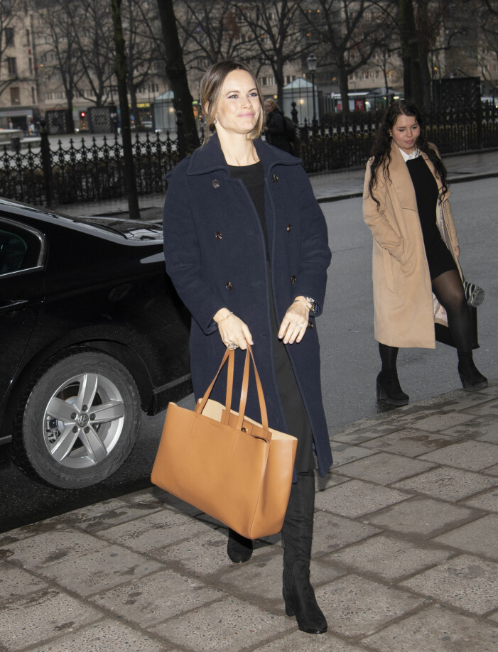 prinsessan sofia med en snygg beige stor väska