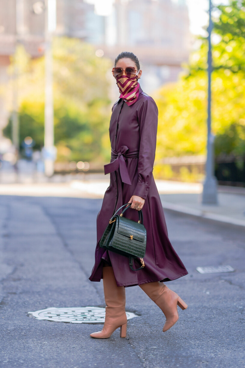 Olivia Palermo bär en silkesscarf över sitt engångsmunskydd.