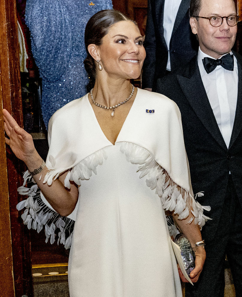 Victorias flotta fjäderlook. Kronprinsessan Victoria i vit klänning med fjädrar från Toteme