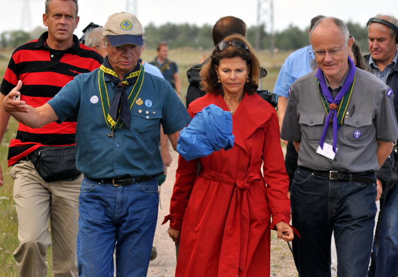 Kung Carl XVI Gustaf, Drottning Silvia och Lars Kolind, ordförande i world scout foundation, inspekterar tillsammans med en grupp utländska gäster platsen för nästa världsläger, Jamboree, för scouterna.