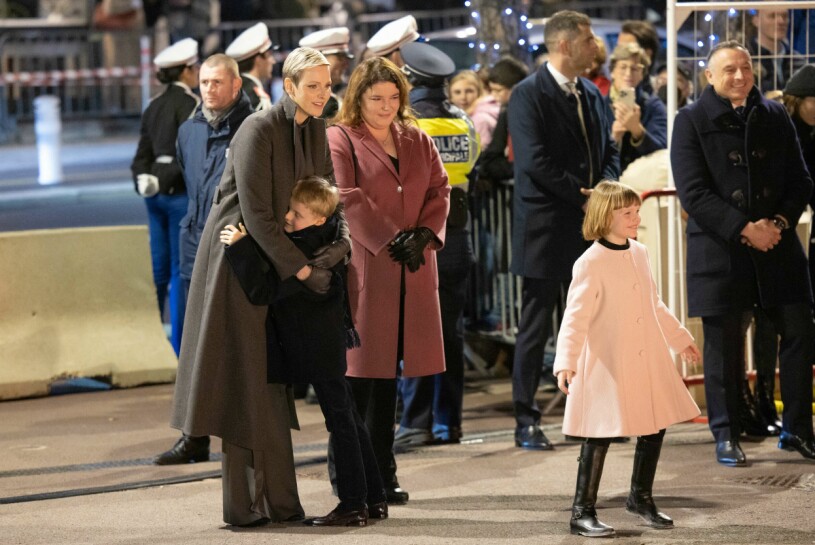 Furstinnan Charlene bredvid Alberts släkting Mélanie-Antoinette de Massy, ett stöd för hela familjen. Mélanie-Antoinette de Massy, furstinnan Charlene, prins Jacques och prinsessan Gabriella