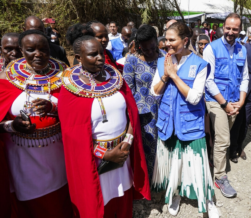 Kronprinsessan Victoria och kronprins Haakon möter masaier under besök i Kenya