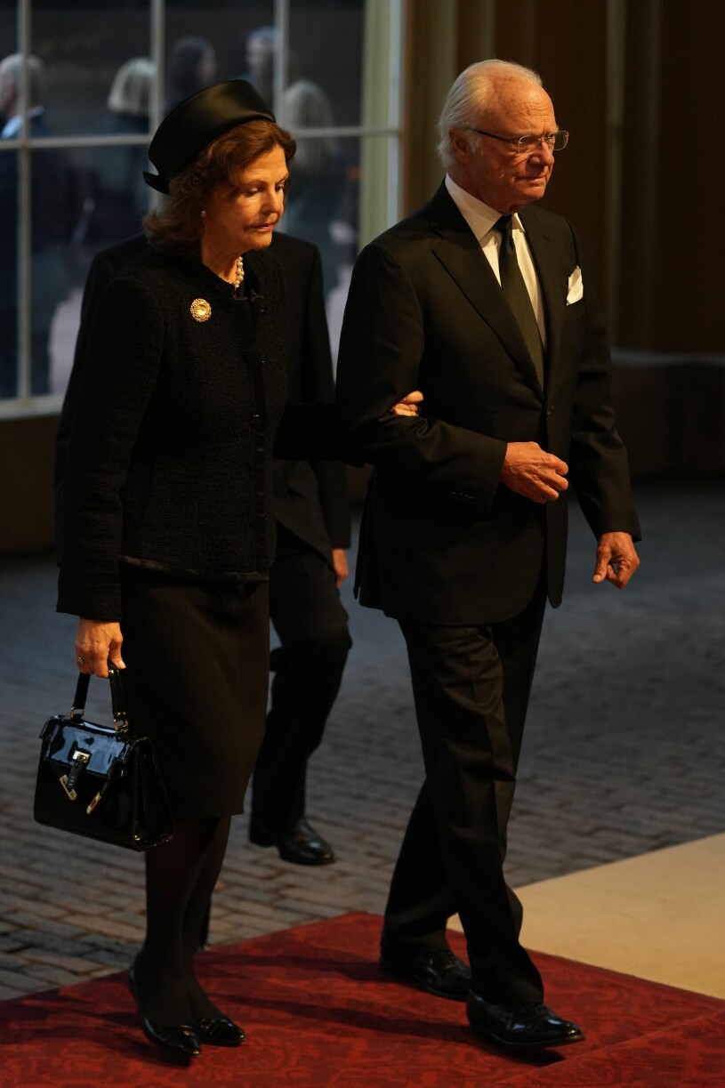 Kungen och drottning Silvia anländer till Buckingham Palace