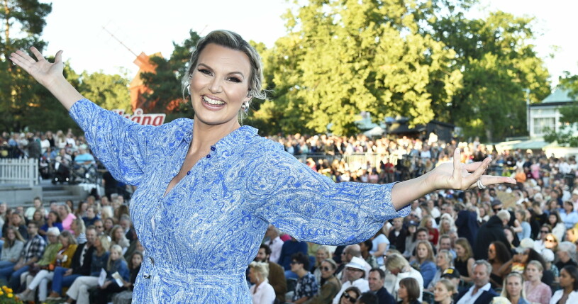 Sanna Nielsen lämnade <span class=" italic" data-lab-italic_desktop="italic">Allsång på Skansen </span>efter årets säsong – nu pekas Oscar Zia ut som en favoriterna att ta över SVT-programmet. Sanna Nielsen under Allsång på Skansen
