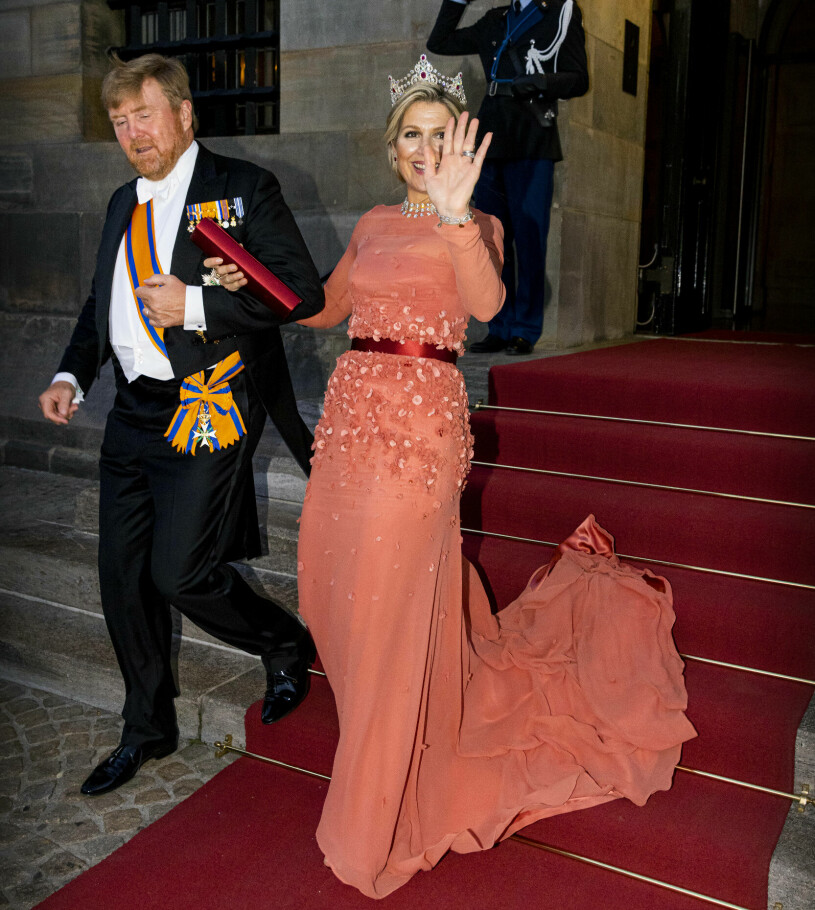 Härliga drottning Máxima är på ingång med sina spektakulära tiaror och sin stora charm! Detta kommer att bli ett statsbesök som det slår gnistor om. Nederländernas kungapar drottning Máxima och kung Willem-Alexander på statsbesök i Stockholm