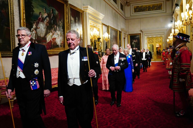170 gäster och kung Charles ledde intåget. Galamiddag på Buckingham Palace
