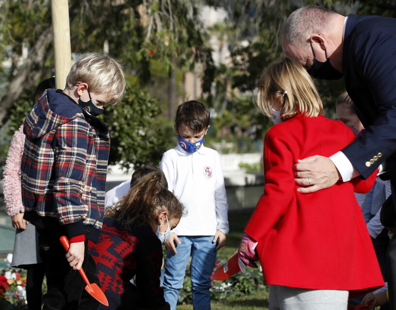 Nya klasskamraterna i slottsskolan? Prins Jacques och prinsessan Gabriella planterar träd utanför casinot i Monaco tillsammans med fyra andra barn. Prins Jacques Prinsessan Gabriella