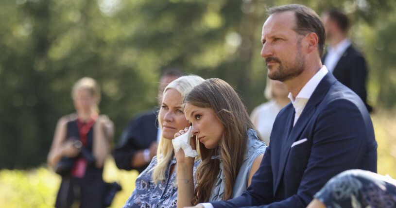 Kronprinsessan Mette-Marit, prinsessan Ingrid Alexandra och kronprins Haakon på Utöya