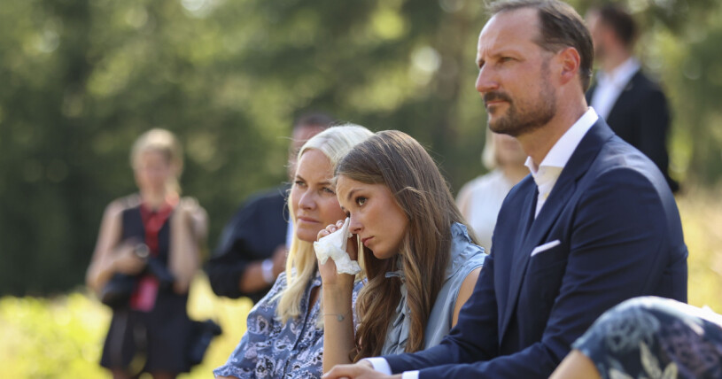 Kronprinsessan Mette-Marit anslöt till ceremonin på Utøya. Kronprinsessan Mette-Marit, prinsessan Ingrid Alexandra och kronprins Haakon